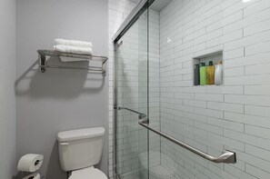 Articles de toilette écologiques, séchoir à cheveux, serviettes fournies