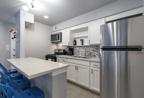Geladeira, micro-ondas, fogão, cooktop