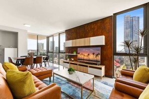 TV - Central 2-Bed with Parking & Stunning Views (Parramatta)