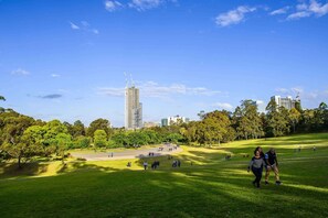 Golf - Central 2-Bed with Parking & Stunning Views (Parramatta)