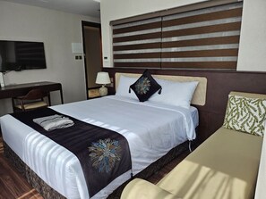 Suite de lujo, 1 cama Queen size, balcón, vista a la ciudad | Ropa de cama de alta calidad y artículos del minibar gratis 