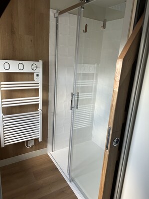 Douche, sĂšche-cheveux, savon, papier toilette