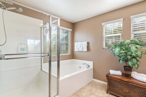 Douche, séchoir à cheveux, serviettes fournies, shampooing