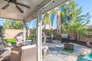 Outdoor dining - Minutes to Wineries |Outdoor Oasis | Pool Table (Murrieta)