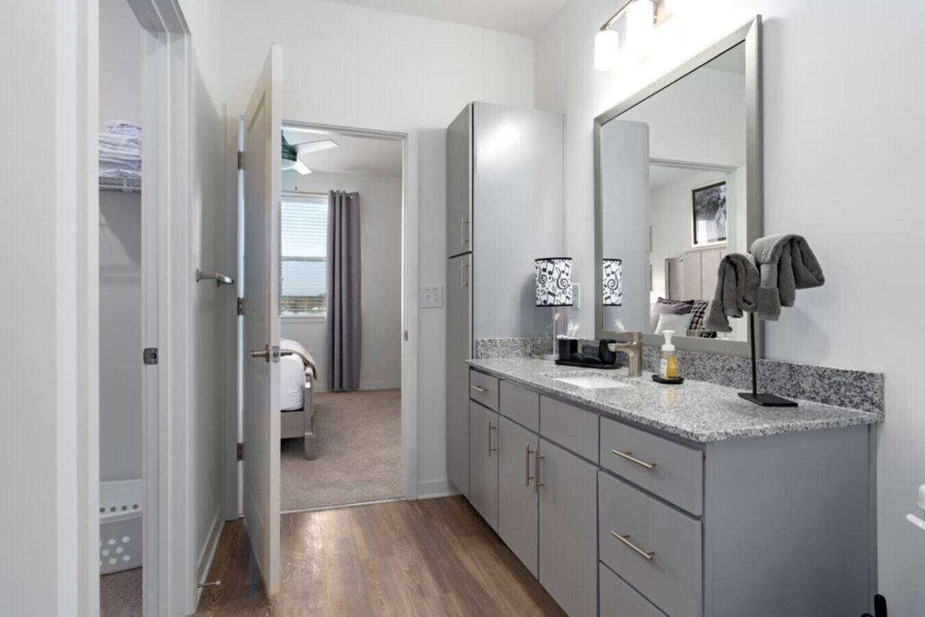 2 chambres, bureau, fer et planche à repasser, lit parapluie