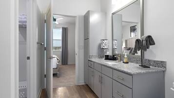 2 chambres, bureau, fer et planche Ă repasser, lit parapluie