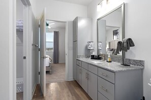 2 chambres, bureau, fer et planche à repasser, lit parapluie