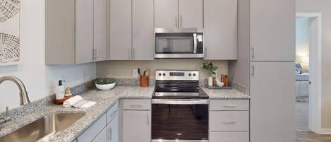 Réfrigérateur, micro-ondes, four, plaque de cuisson