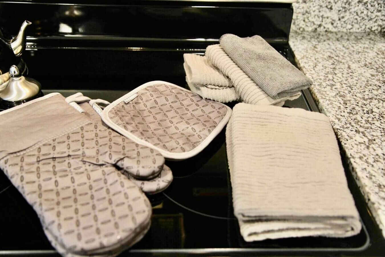 Una cocina equipada con estufa, horno y diferentes utensilios.