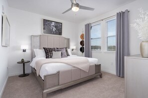 2 habitaciones, escritorio y tabla de planchar con plancha