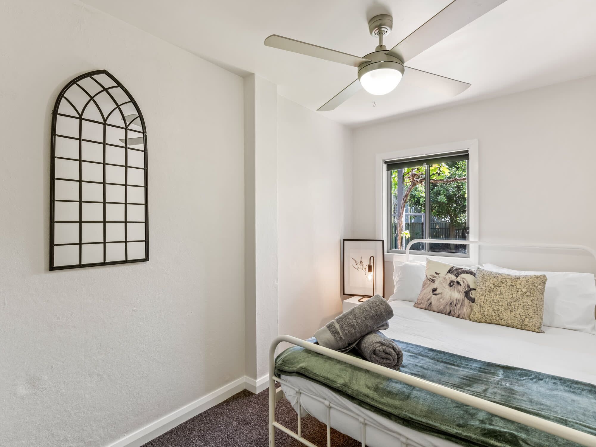 5 makuuhuonetta, työpöytä, silitysrauta/-lauta, vauvan matkasänky