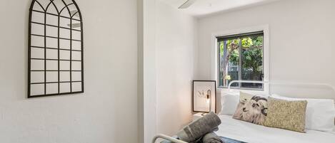 5 habitaciones, escritorio y tabla de planchar con plancha