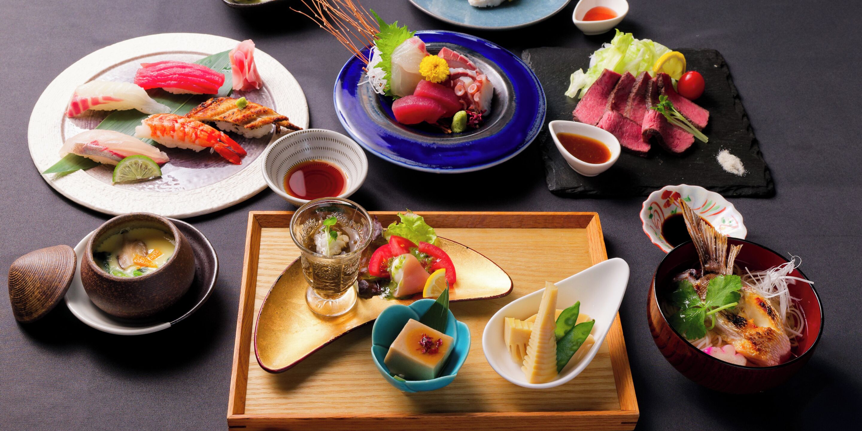 Ett urval av japanska rätter, inklusive sushi, sashimi och en skål ramen.
