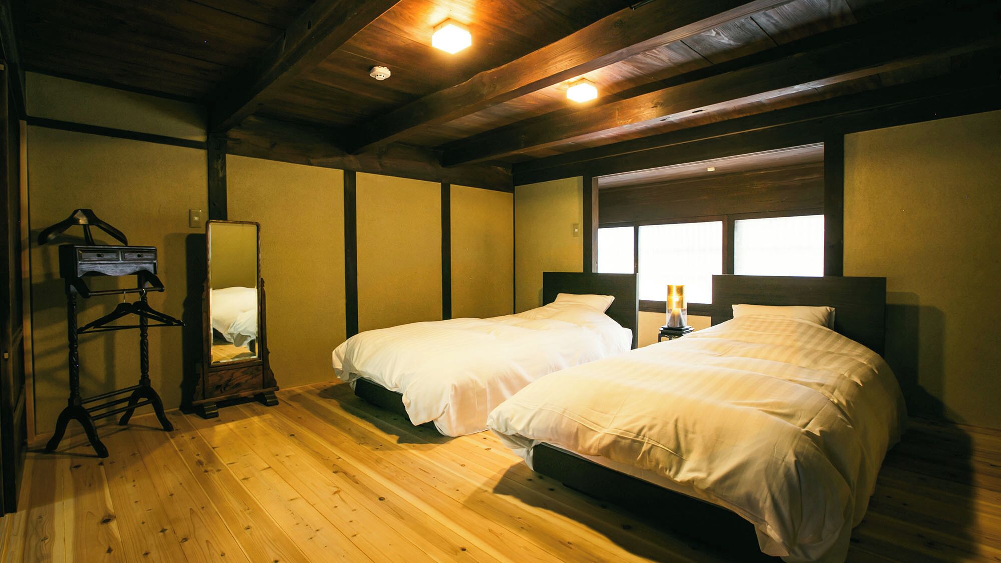 办公桌、免费 WiFi、床单