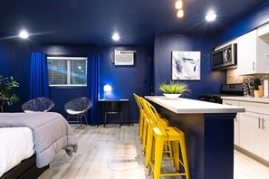 Desk, iron/ironing board, travel cot, free WiFi - Montrose Cobalt Studio! Medical Center 14 ⭐️⭐️⭐️⭐️⭐️ (Houston)