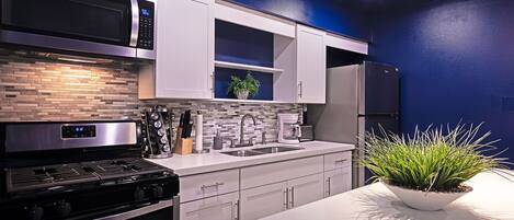 Réfrigérateur, micro-ondes, four, plaque de cuisson