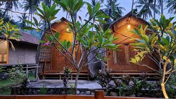 Kamar Double Basic | Teras/patio