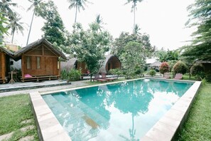 Outdoor pool, sun loungers - Cici Bungalows (Senggigi)