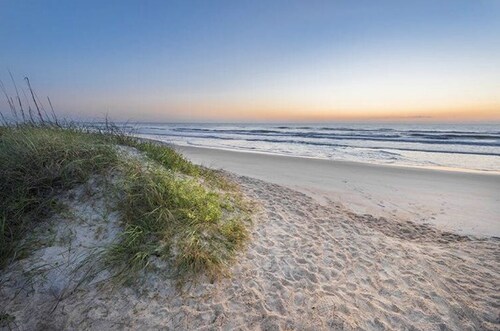 Beach Condo, WiFi, central AC, W+D, pool, near Amphitheatre