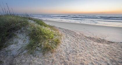 Beach Condo, WiFi, central AC, W+D, pool, near Amphitheatre