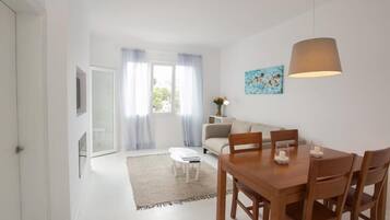 Appartement, 2 slaapkamers | Woonruimte | Een flatscreentelevisie