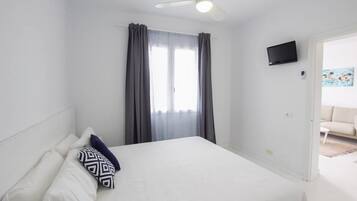 1 slaapkamer, verduisterende gordijnen, een strijkplank/strijkijzer