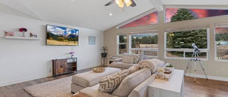 Smart TV, chimenea, videojuegos y futbolito