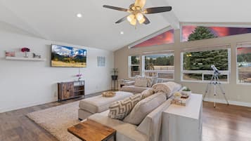 Una Smart TV, una chimenea, videojuegos, un futbolín