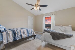 3 Schlafzimmer, Schreibtisch, Bügeleisen/Bügelbrett, Reisekinderbett