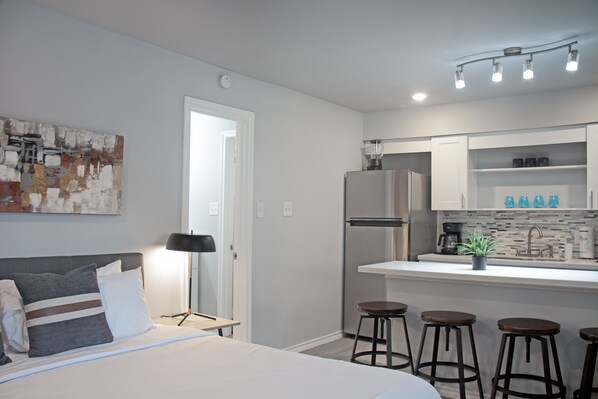 Desk, iron/ironing board, travel crib, free WiFi - Montrose Coldest Studio! Medical Center 19 ⭐️⭐️⭐️⭐️⭐️ (Houston)