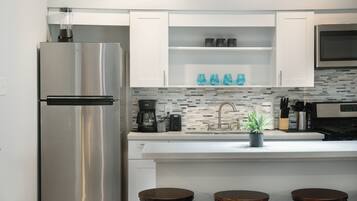 Een koelkast, een magnetron, een oven, een kookplaat