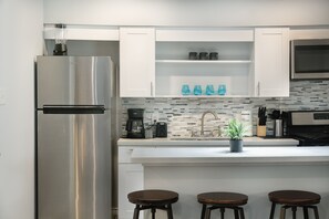 Fridge, microwave, oven, stovetop - Montrose Coldest Studio! Medical Center 19 ⭐️⭐️⭐️⭐️⭐️ (Houston)
