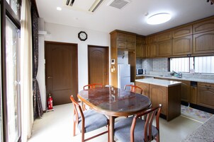 Executive Villa | Dining room