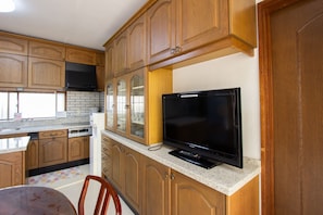 Villa ejecutiva | Cocina privada | Refrigerador con congelador, microondas y utensilios de cocina 