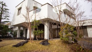 A modern building with a flat roof, large windows, and a symmetrical facade. - HOTEL DO-YA BEPPU Hanare (Beppu)
