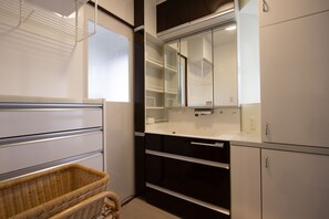 Executive Villa | Bathroom | Separate bathtub and shower, free toiletries, hair dryer, towels - HOTEL DO-YA BEPPU Hanare (Beppu)