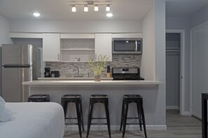 Frigorífico, microondas, horno y placa de cocina