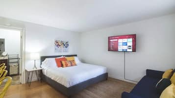 Escritorio, tabla de planchar con plancha, cuna de viaje y wifi gratis