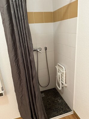 Douche, sèche-cheveux