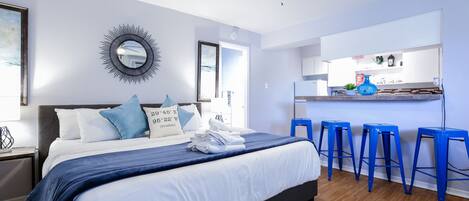 Skrivebord, strykejern/-brett, reiseseng for barn og wi-fi (inkludert)