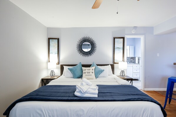 Escritorio, tabla de planchar con plancha, cuna de viaje y wifi gratis