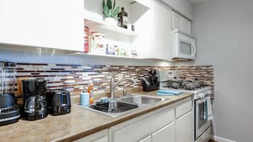 Four, plaque de cuisson, cafetière/bouilloire, blender