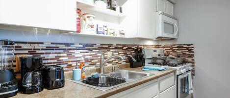 Ovn, kogeplade, kaffe-/temaskine, blender