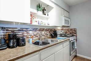 Horno, parrilla de estufa, cafetera y tetera y licuadora