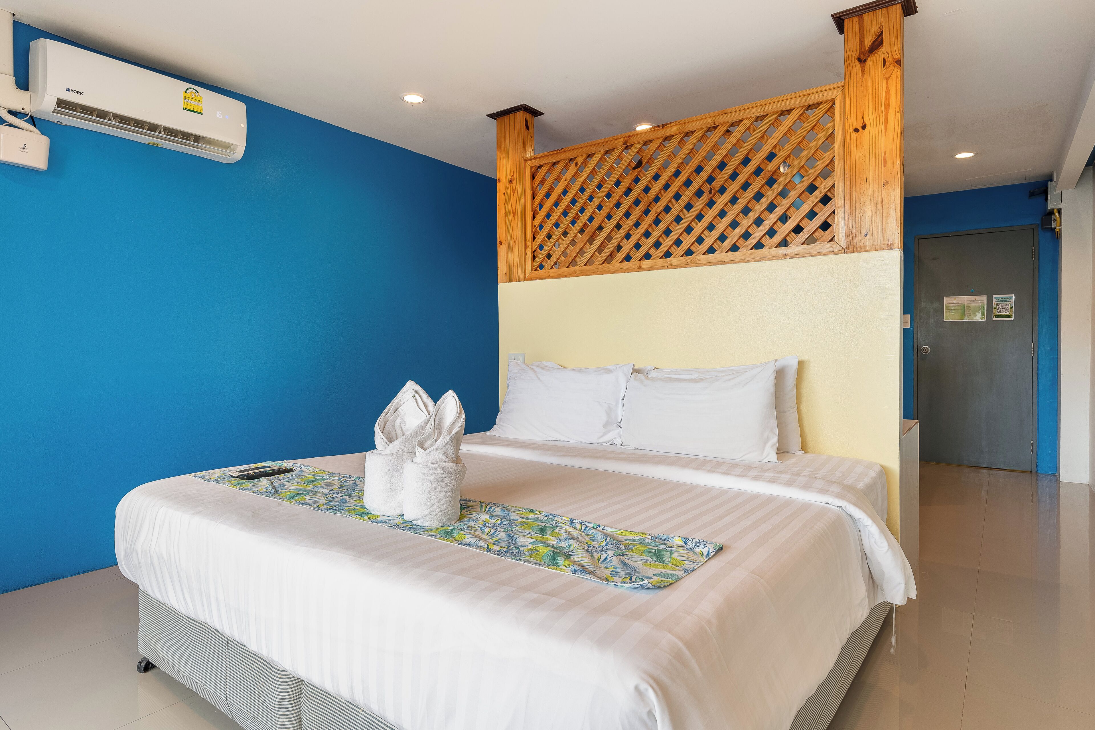 Deluxe with Balcony | Bàn, truy cập Internet không dây miễn phí 