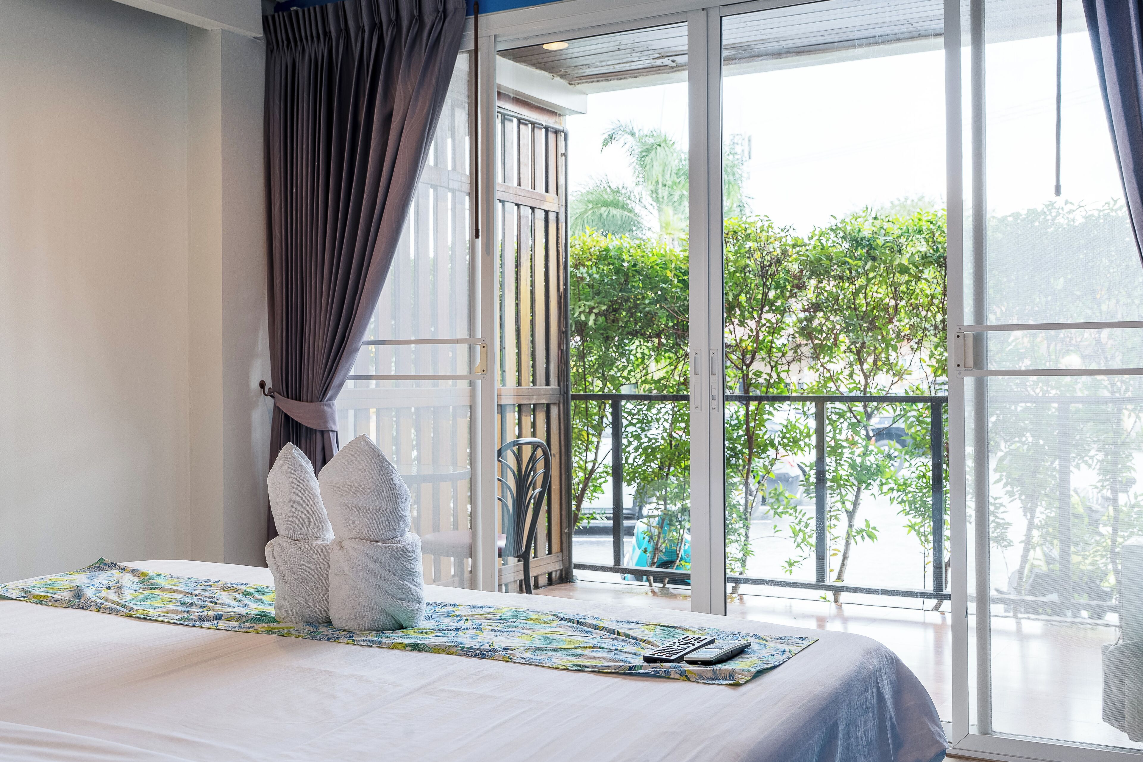 Deluxe with Balcony | 책상, 무료 WiFi