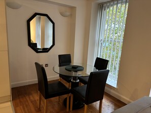 อพาร์ทเมนท์, เตียงควีนไซส์ 1 เตียง และโซฟาเบด | ร้านอาหาร