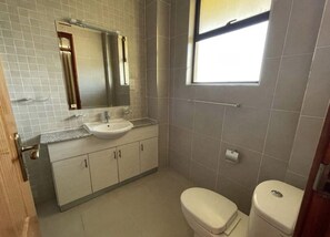 Doccia, asciugacapelli, asciugamani, sapone
