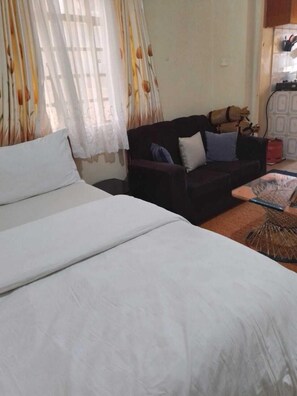 Elite Studio | Living area | 24-inch Smart TV with digital channels