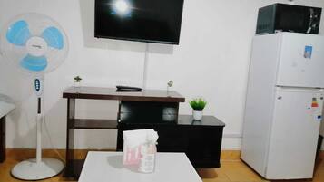 Business Studio | Living area | 24-inch Smart TV with digital channels